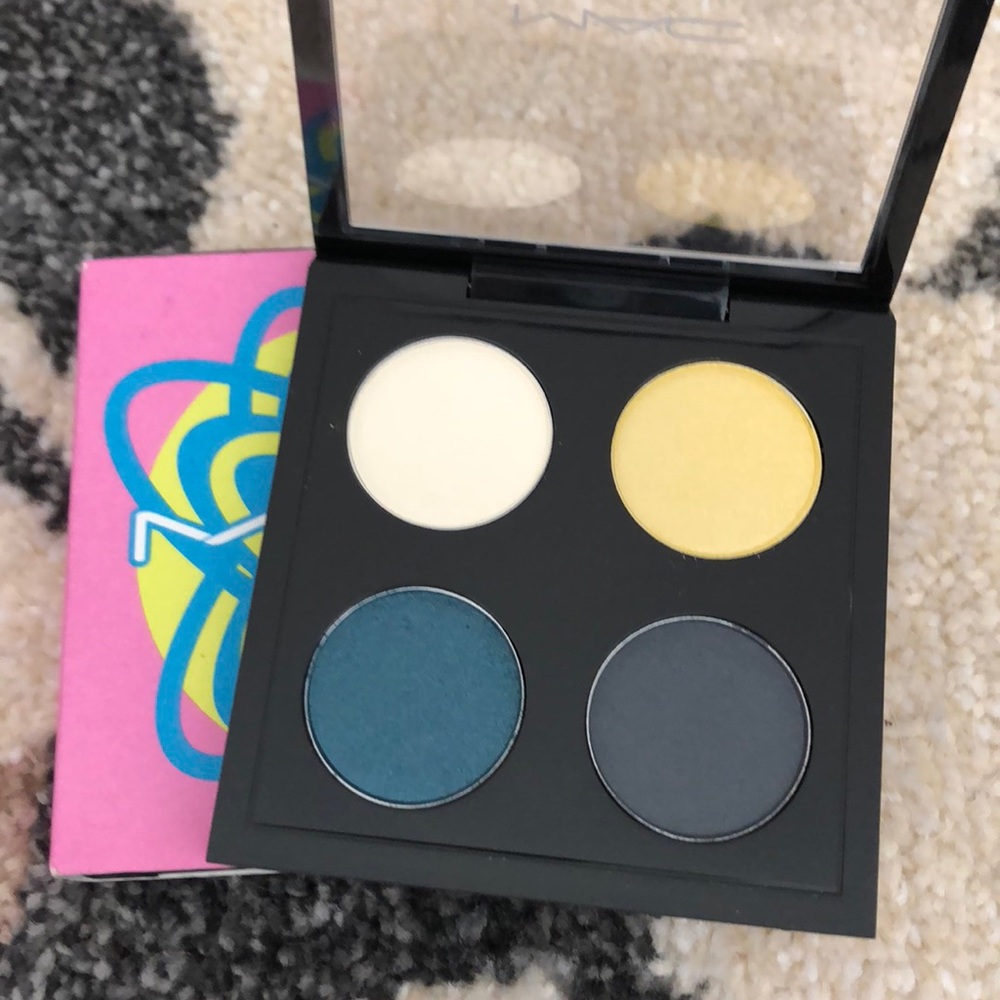 MAC Eyeshadow Palette - colour added